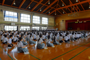 実習生入場の場面